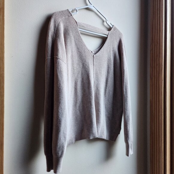 Hippie Rose Beige V-Neck Open Back Detail Sweater Size Medium - Picture 8 of 11